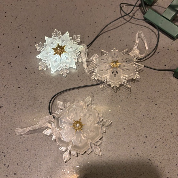 Hallmark Wonder and Light Sparkling Snowflake Ornament Set - Picture 3 of 12